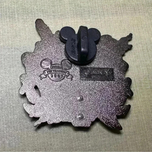 Disney Pin 2007 My Boyfriend is a Pirate Glow in Dark used - Picture 2 of 4